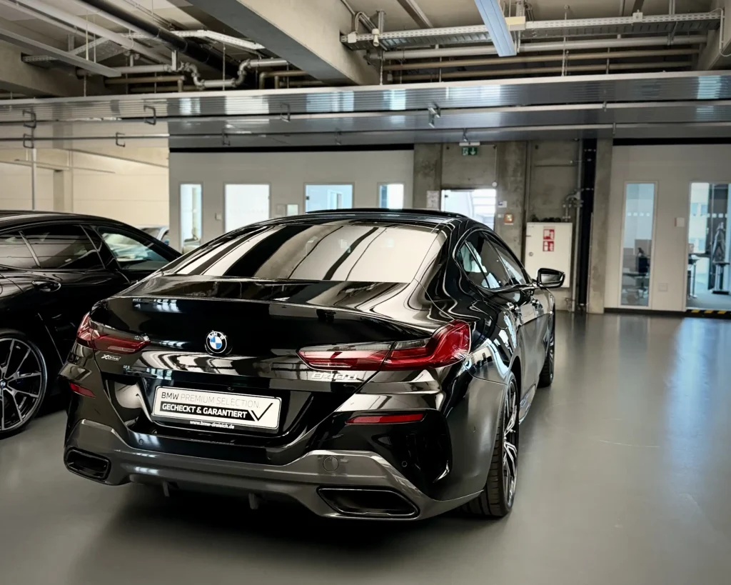 독일 프랑크푸르트의 BMW와 테슬라 전시장