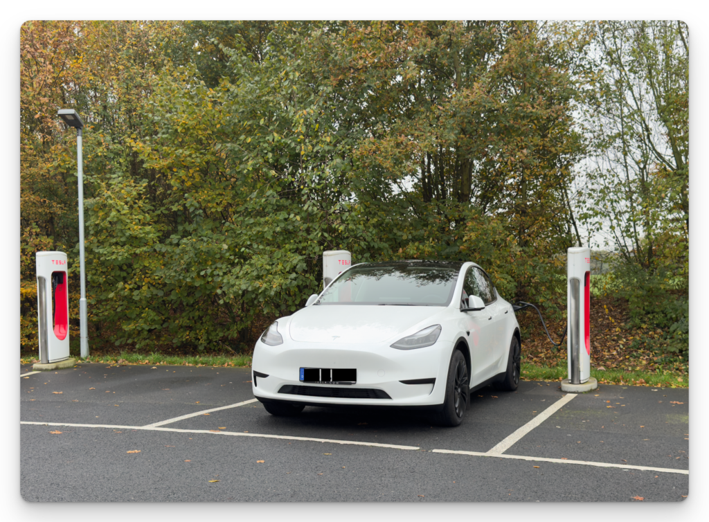 독일 테슬라 슈퍼차저 모델Y 겨울철 충전 모습